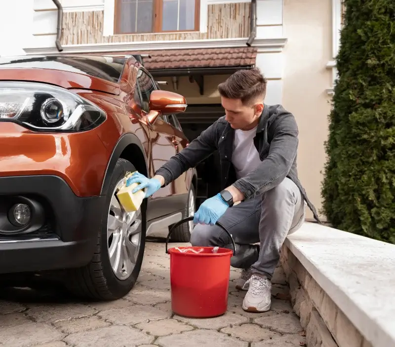 Lavage auto à domicile Gonneville-sur-Mer : professionnel intervenant sur un véhicule